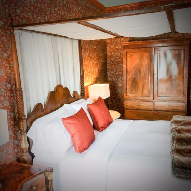 Standard Queen Room interior